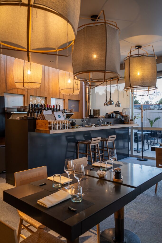 Salle élégante avec tables dressées à L'Arsaour à Dinard.