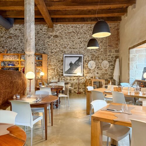 La salle avec cuisine ouverte du restaurant La Table du Couvent à Limoges