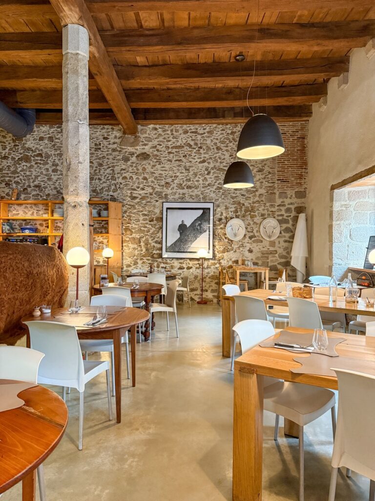 La salle avec cuisine ouverte du restaurant La Table du Couvent à Limoges