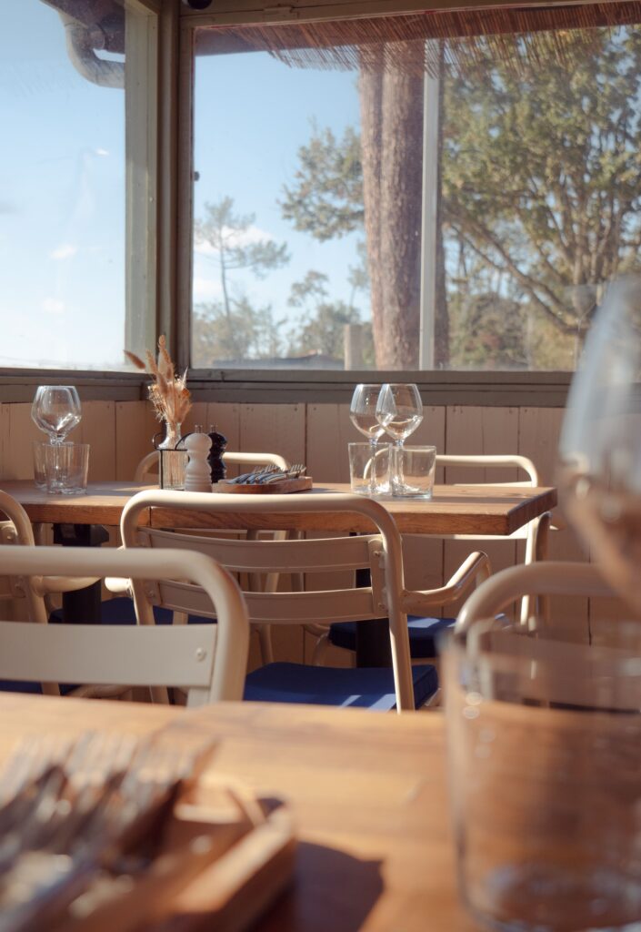 Salle du restaurant Laouga au lac de Cazaux.