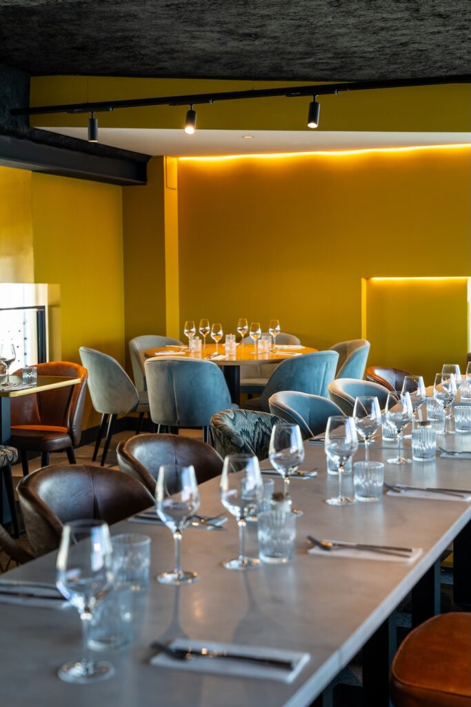 Salle contemporaine colorée au restaurant Le 1934 à Saint-Malo.