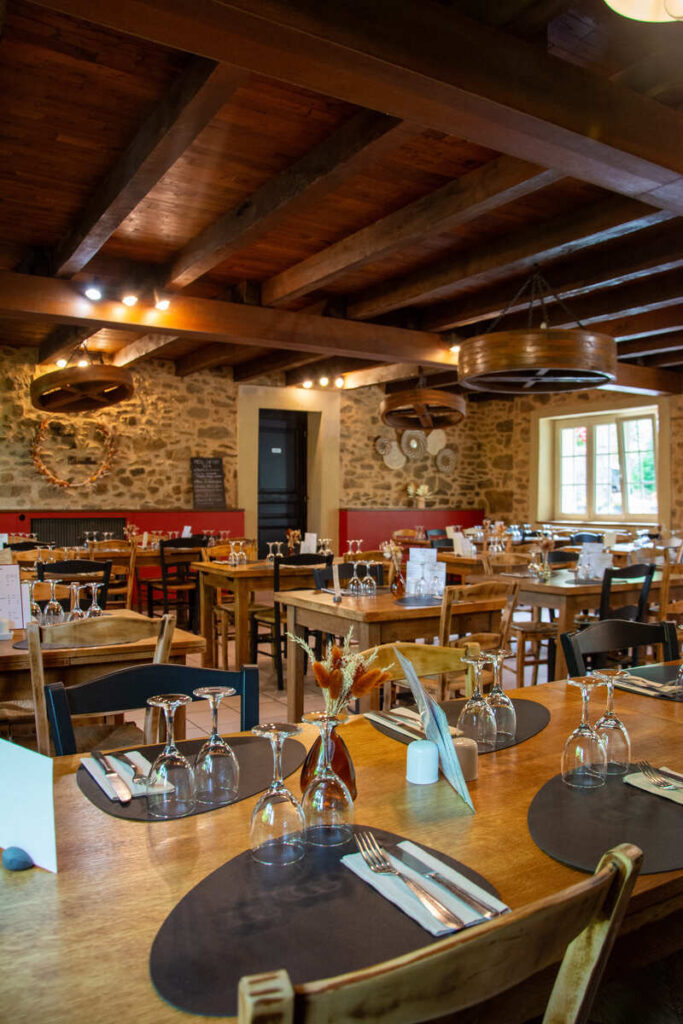 La salle du Moulin de Chevillou, restaurant à quinze minutes de Limoges avec les rouages de moulin iconiques