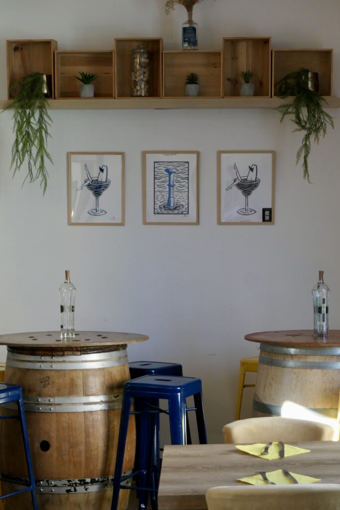 Salle à l'étage et tables du restaurant Le Pique-Nique du Bassin à Arcachon.