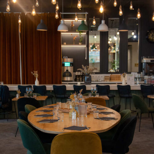 La salle de restauration avec sa décoration industrielle du restaurant Antiq à Limoges