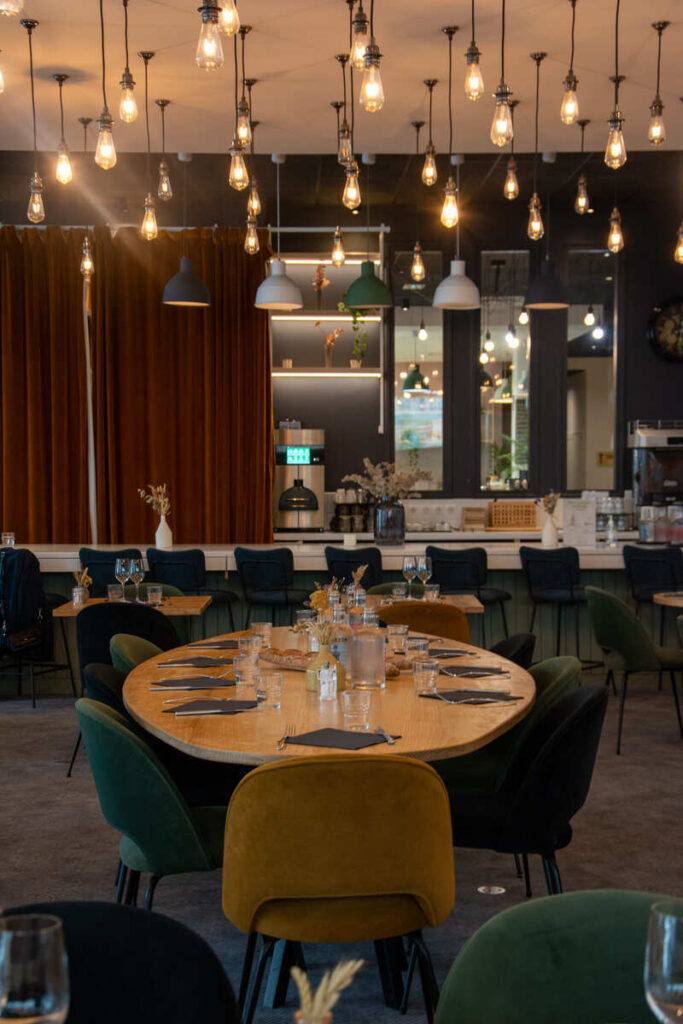 La salle de restauration avec sa décoration industrielle du restaurant Antiq à Limoges