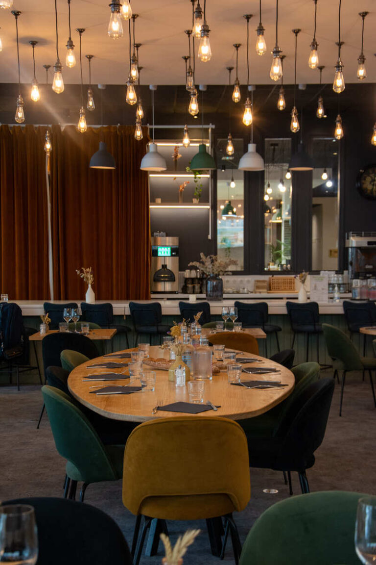 La salle de restauration avec sa décoration industrielle du restaurant Antiq à Limoges