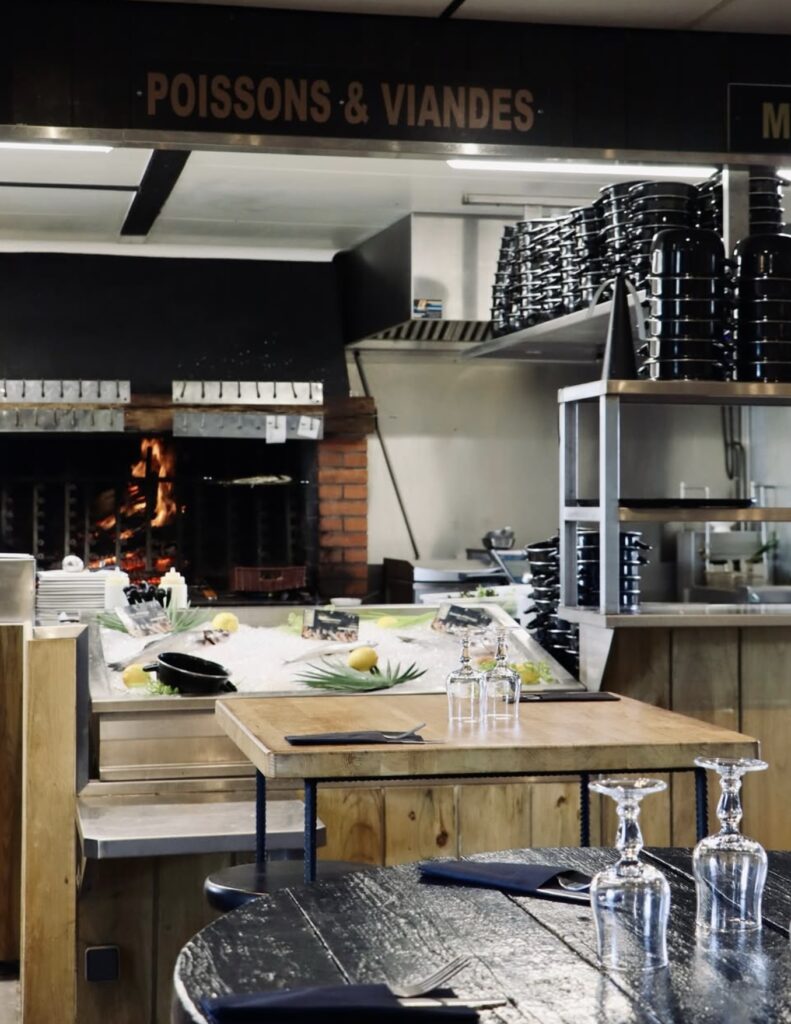 Salle chaleureuse avec cuisson au feu de bois à La Ferme des Nielles à Saint-Méloir-des-Ondes.