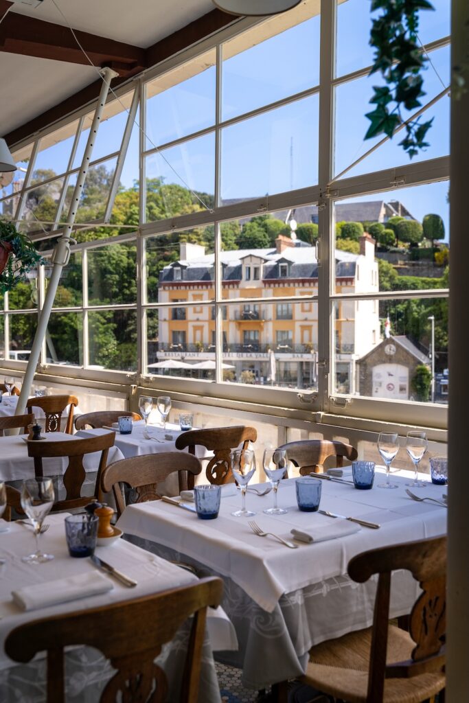 Salle avec vue extérieure au restaurant Le Pintania à Dinard.
