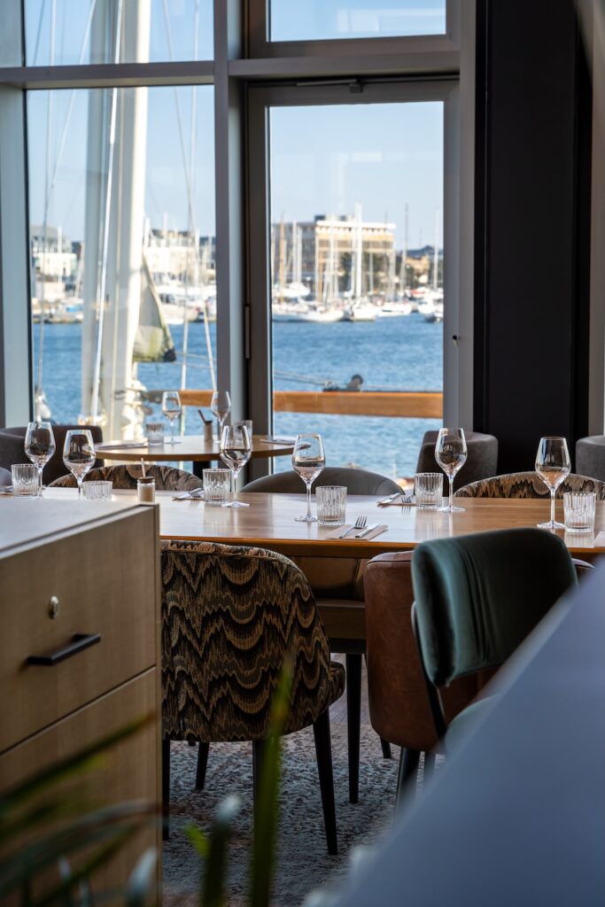 Salle lumineuse avec vue mer au restaurant Le 1934 à Saint-Malo.