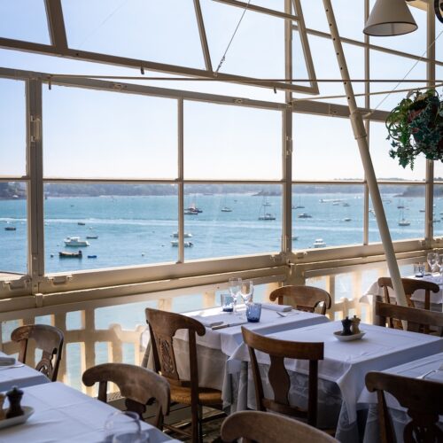 Salle lumineuse avec vue sur la mer au Pintania à Dinard.