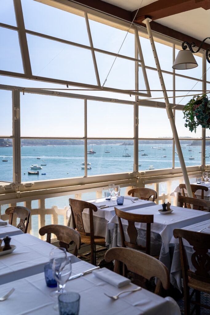 Salle lumineuse avec vue sur la mer au Pintania à Dinard.