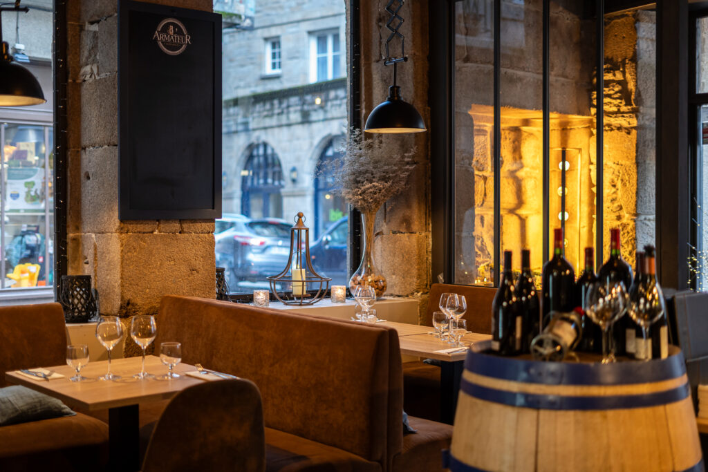Intérieur industriel avec grandes fenêtres sur la rue à L'Amateur à Saint-Malo.