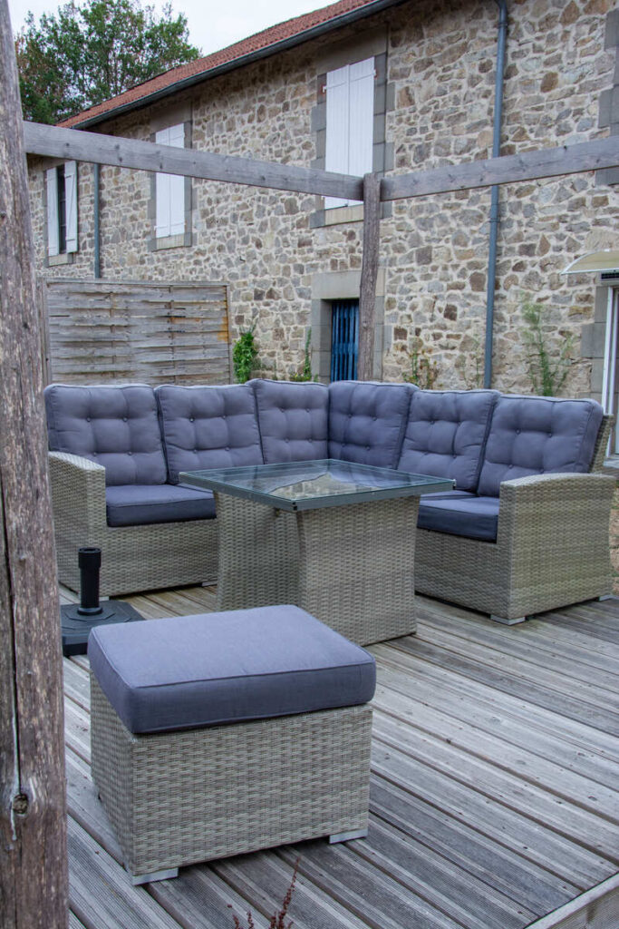 Le salon de jardin du gîte Le Spa du Moulin à Saint-Junien à 20 minutes de Limoges