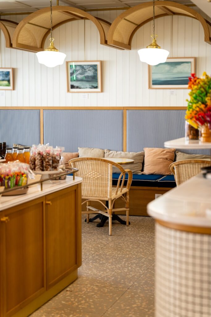 Espace salon de thé cosy à La Briacine à Saint-Briac-sur-Mer.