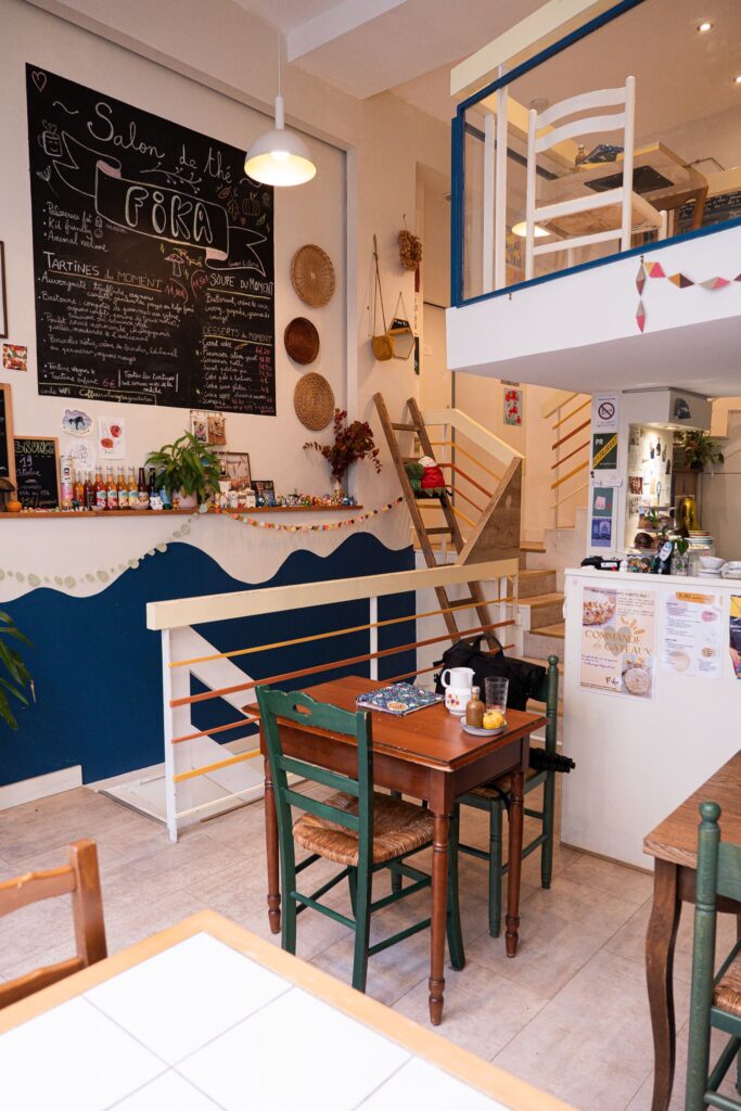 L'intérieur du salon de thé Fika à Angers