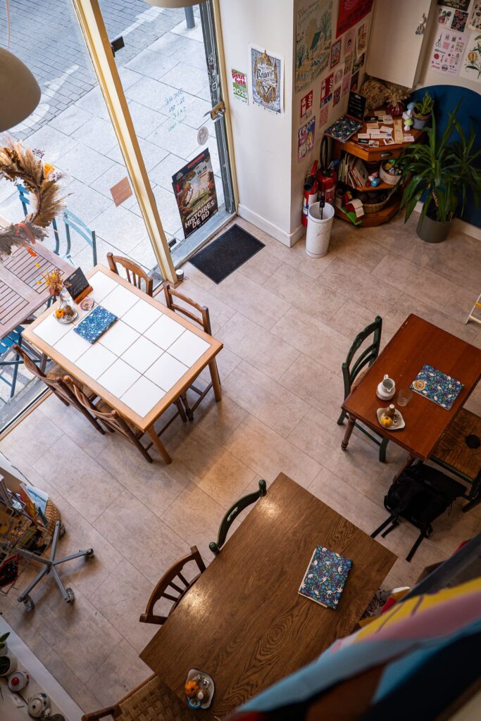 L'intérieur du salon de thé Fika à Angers