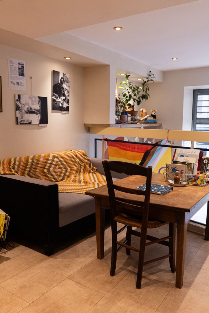 L'intérieur du salon de thé Fika à Angers