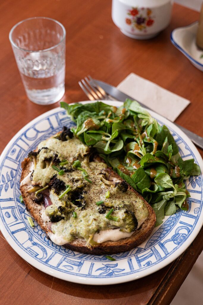 Une tartine salée du salon de thé Fika à Angers