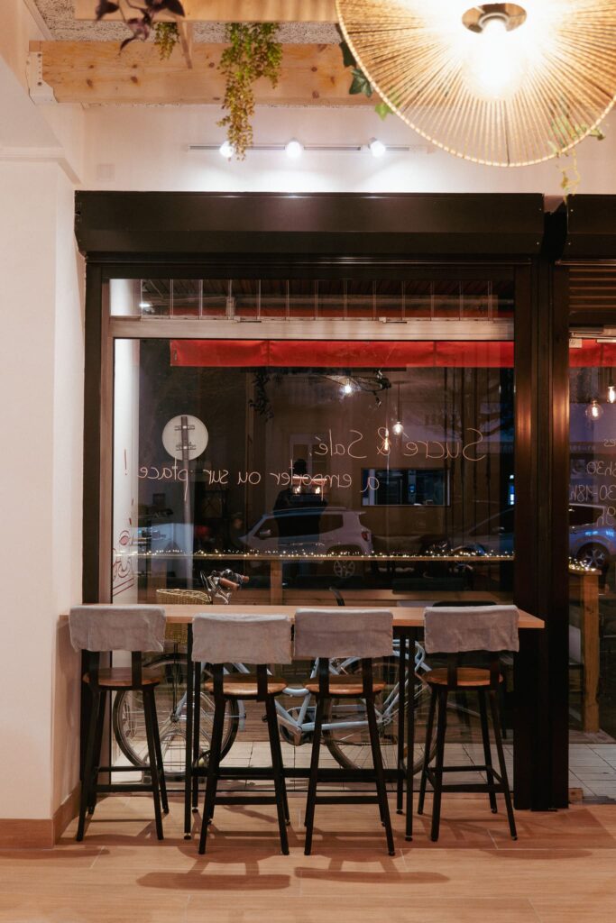 L'intérieur de La Cabane des Gourmand.e.s à Angers