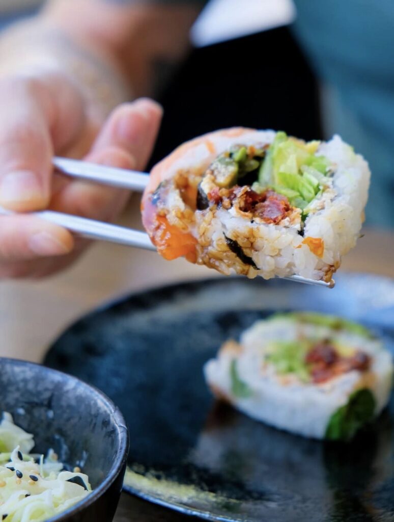 Baguettes qui tiennent un big roll de chez Samouraï Sushis à Besançon