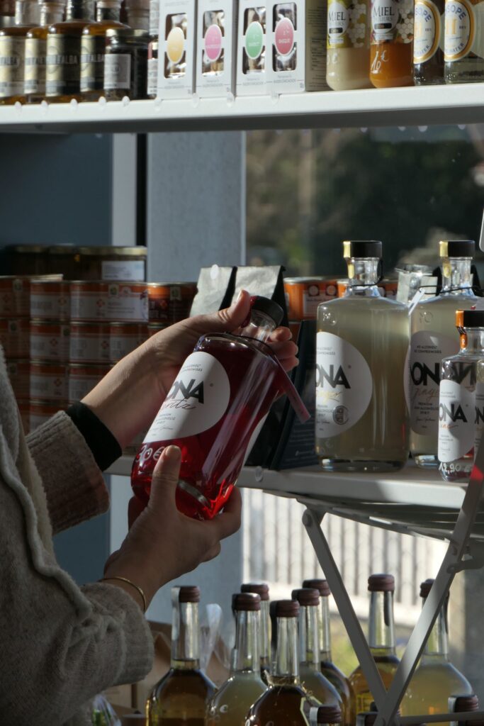Partie épicerie et spiritueux sans-alcool de la cave à vin L'Oenobulliste à La Teste-de-Buch.
