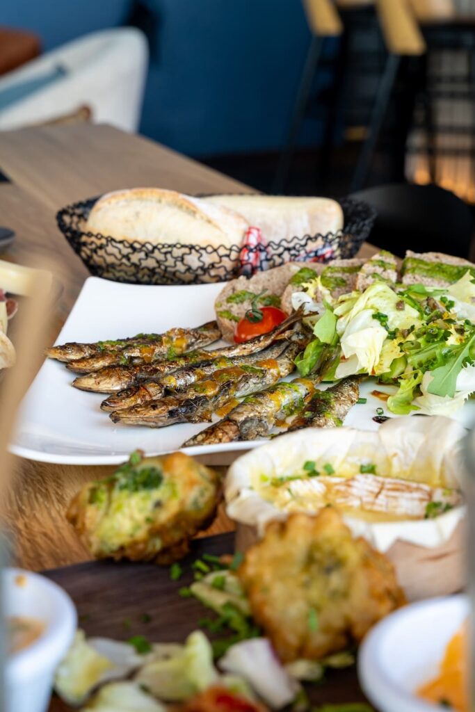 Sardines grillées savoureuses servies aux Voiles de Solidor à Saint-Malo.