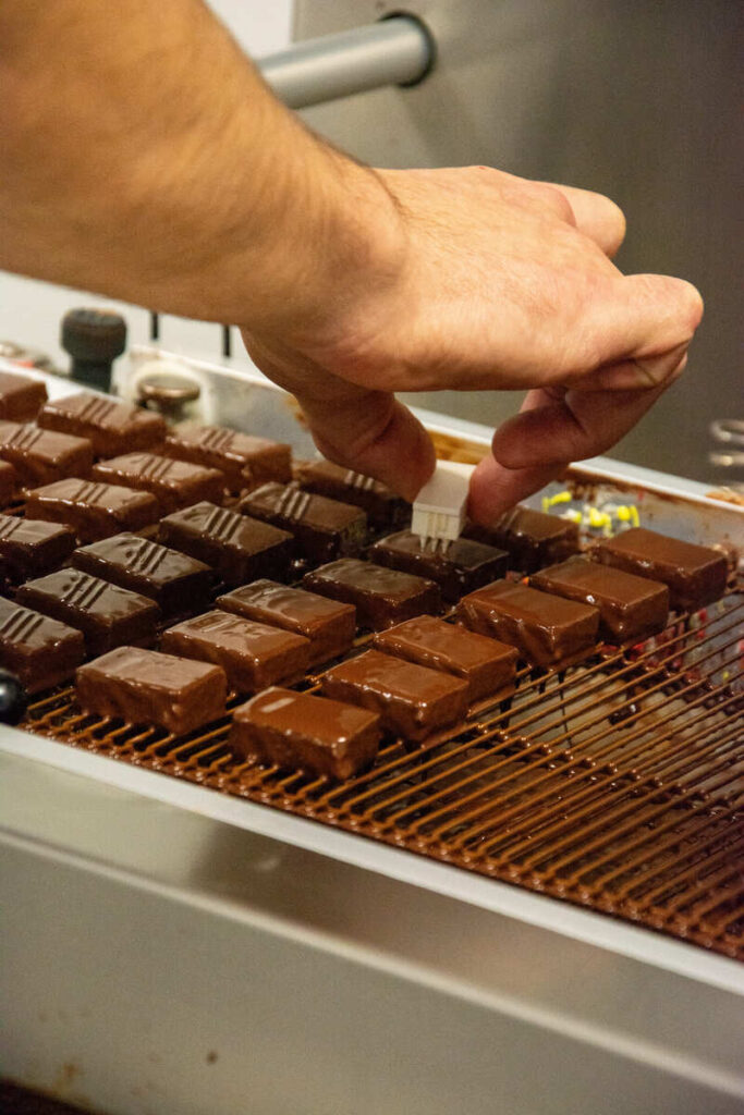 La fabrication artisanale des chocolats de la chocolaterie La Chouette Gourmande à Saint-Yrieix La Perche