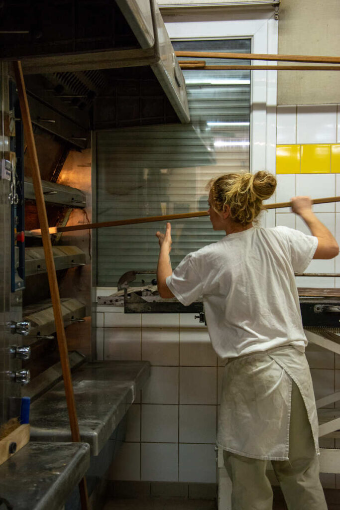 Une boulangère de la boulangerie Renard à Saint-Yrieix-La-Perche