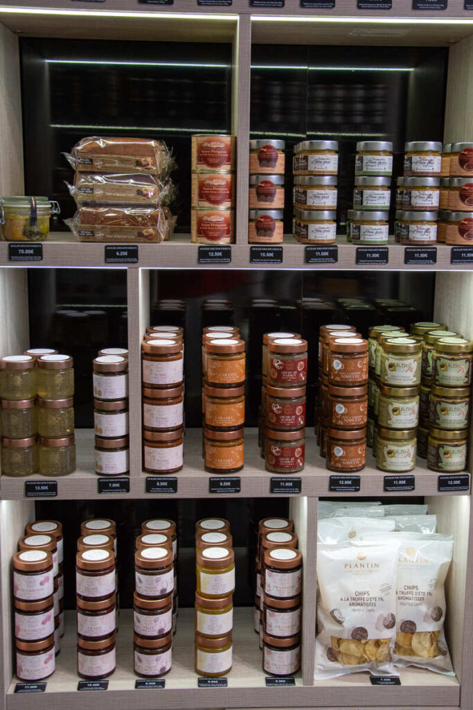 Les étagères remplies de l'épicerie fine et de produits autour de la gastronomie La Guilde des Épicurieux à Limoges
