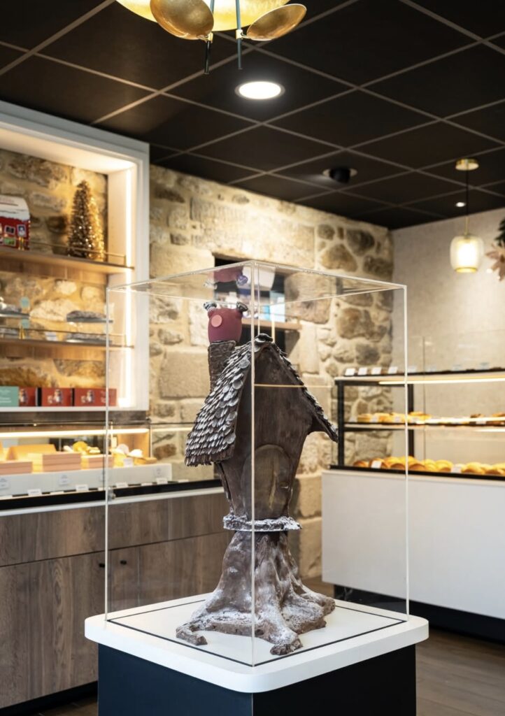 Création artisanale de sculptures en chocolat par Maison Rebours à Beaussais-sur-Mer.