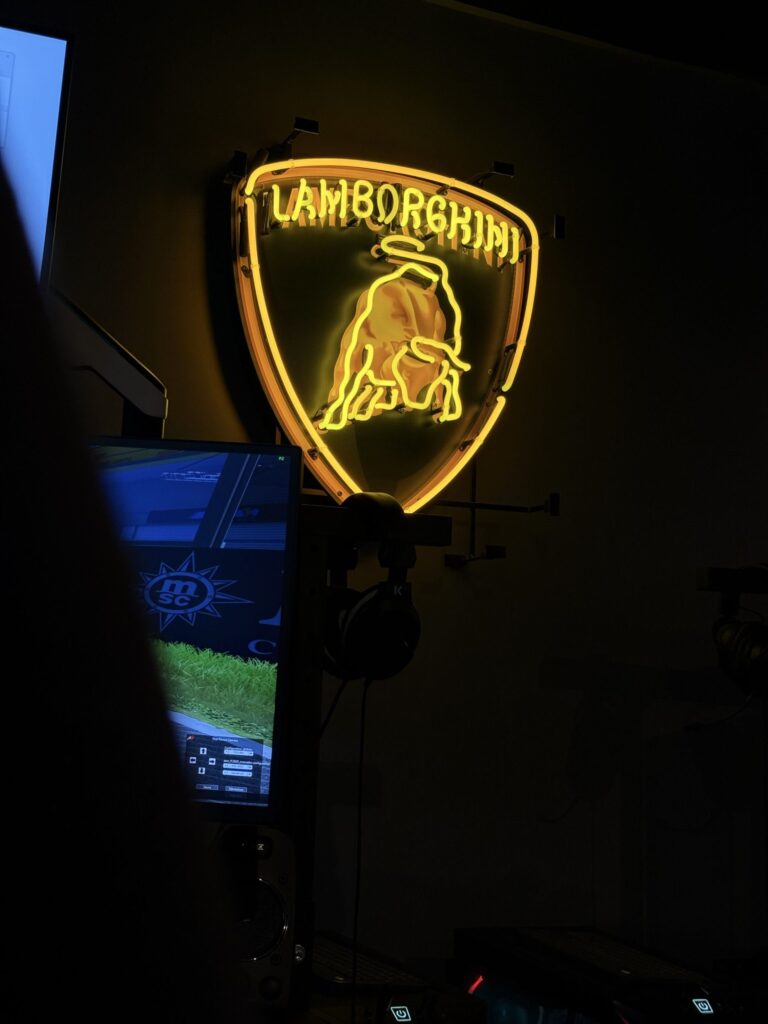 Logo Lamborghini au Simuracing Area à Dijon