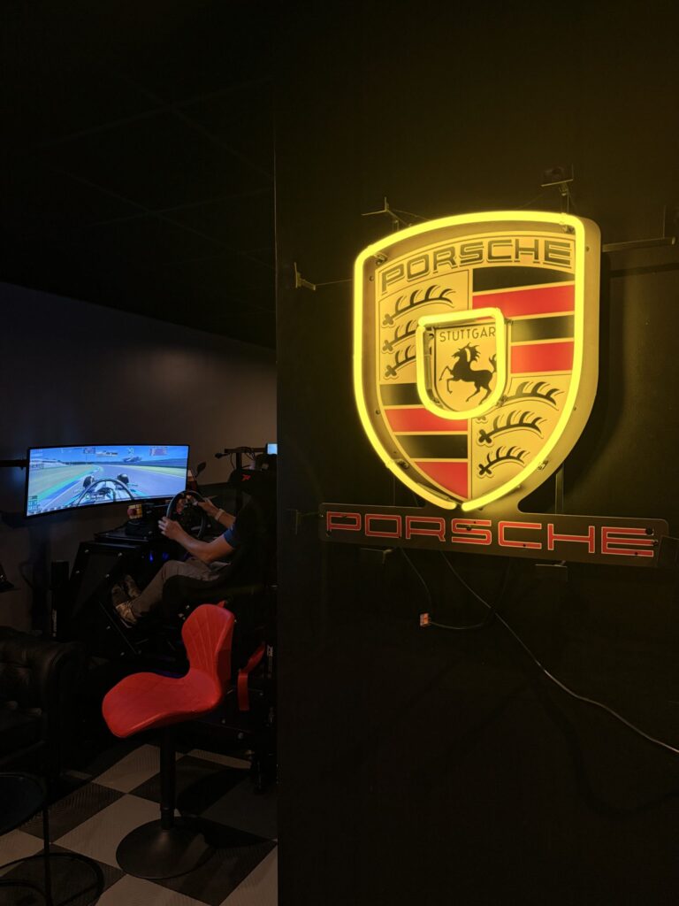 Logo Porsche au Simuracing Area à Dijon