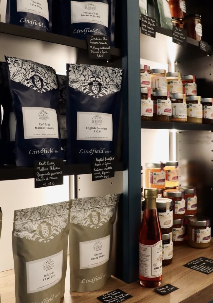 Découvrez des sirops de rose et infusions raffinées, soigneusement sélectionnés pour leur qualité. L'épicerie des Babas, Saint-Malo.
