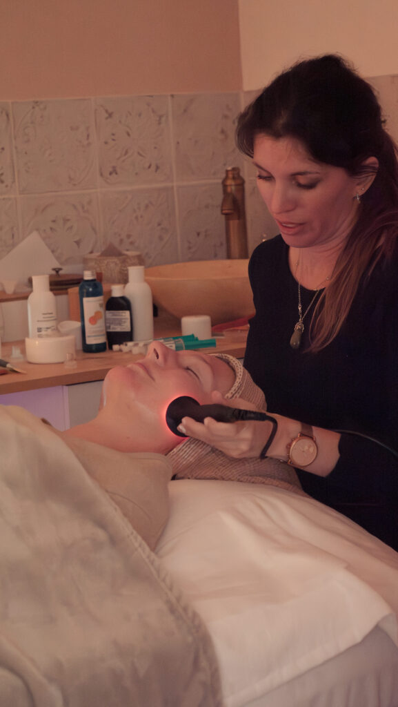 Soin de la peau sur mesure par Elodie à l'institut de beauté Skinstitut, à La Teste-de-Buch.