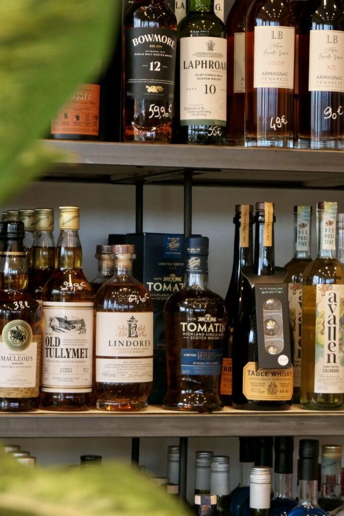 Étagères et rayon des spiritueux dans la cave à vin L'Oenobulliste à La Teste-de-Buch.