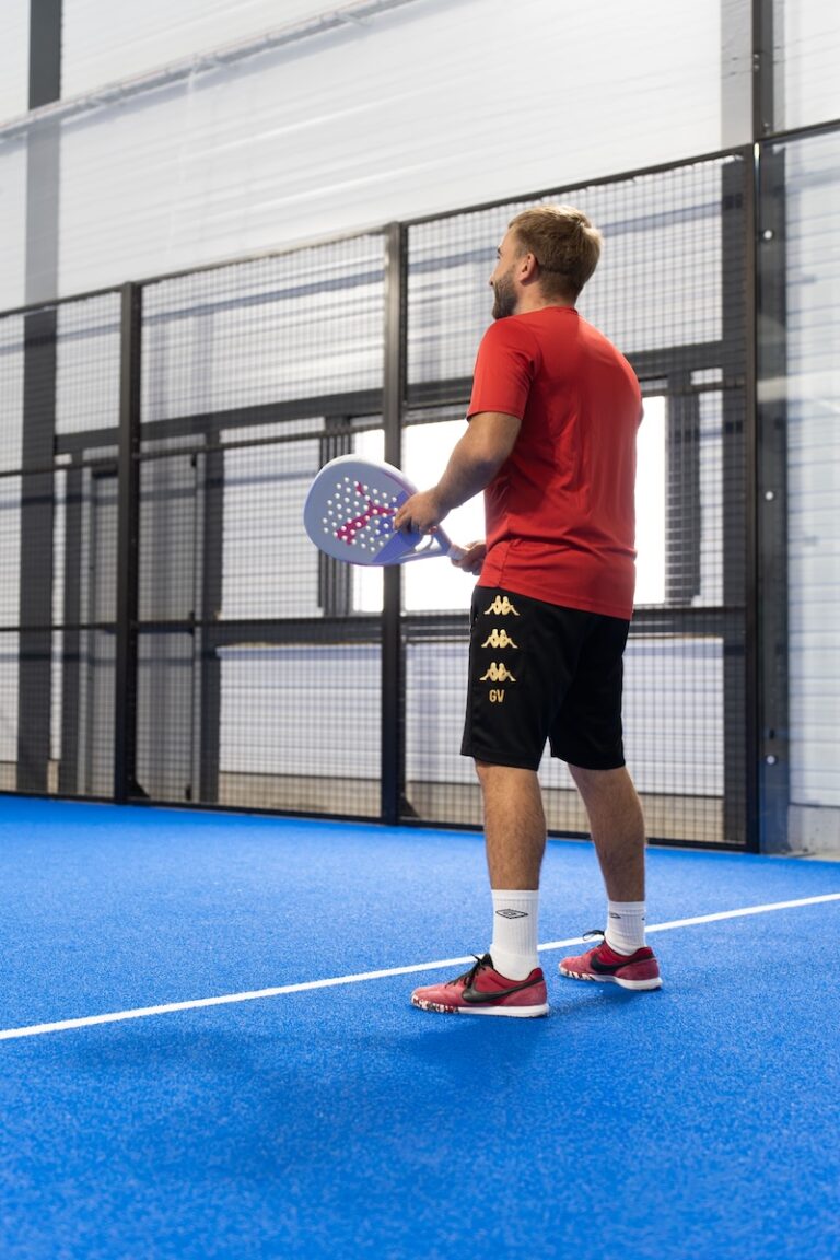 Joueur sur le terrain de padel