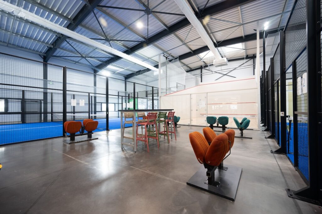 terrain de squash et de padel avec un espace pour s'asseoir