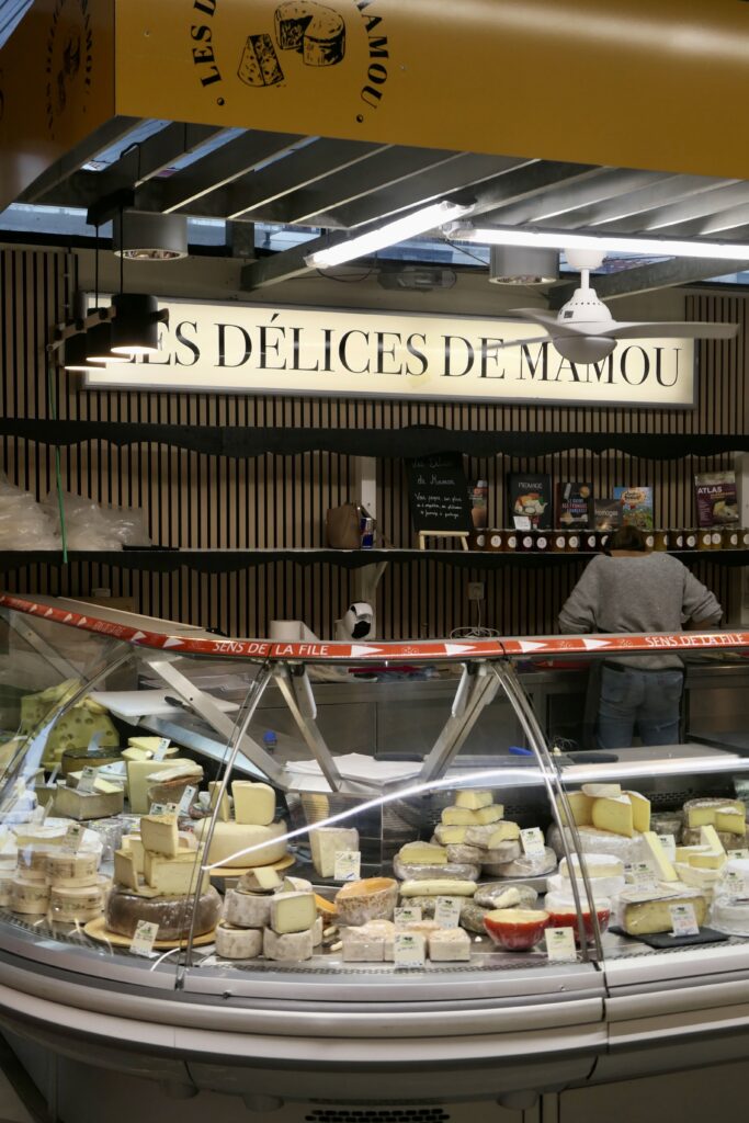 Devanture du stand de fromagerie Les Délices de Mamou au marché de La Teste-de-Buch.