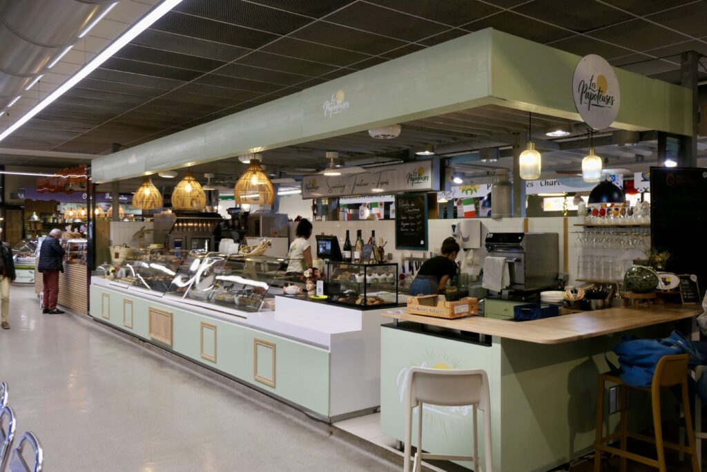 Stand traiteur Les Papoteuses, au marché de La Teste-de-Buch.