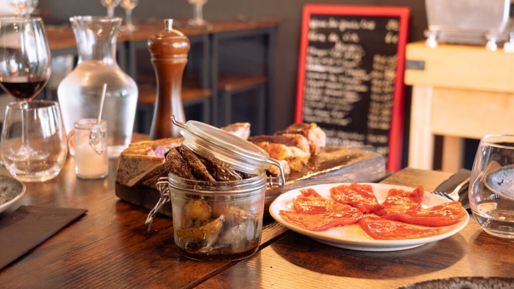 Pommes de terres rôties et côte de boeuf maturée au restaurant Le Bellota à La Teste-de-Buch.