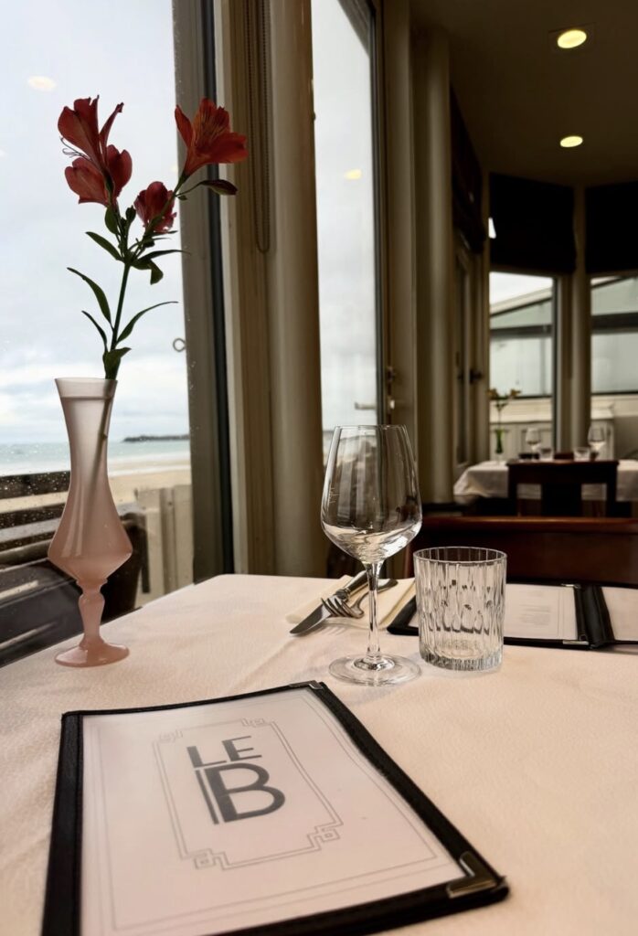 Table dressée avec carte et vue mer au restaurant Le Beaufort à Saint-Malo.