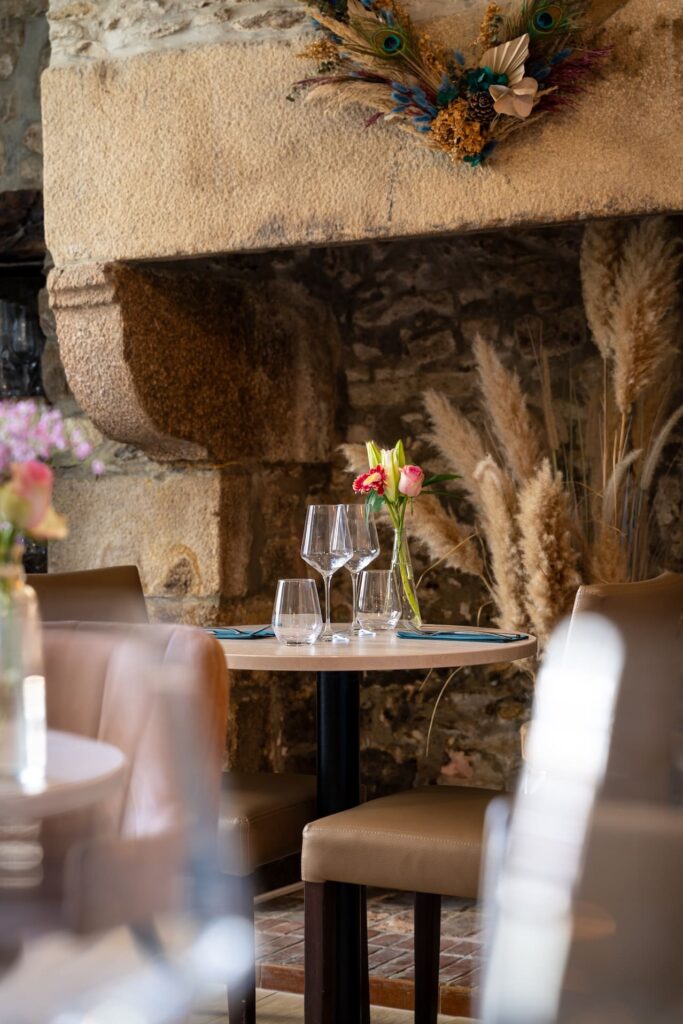 Table charmante et décorée avec soin au restaurant Au Bout de la Ligne à Dinan.