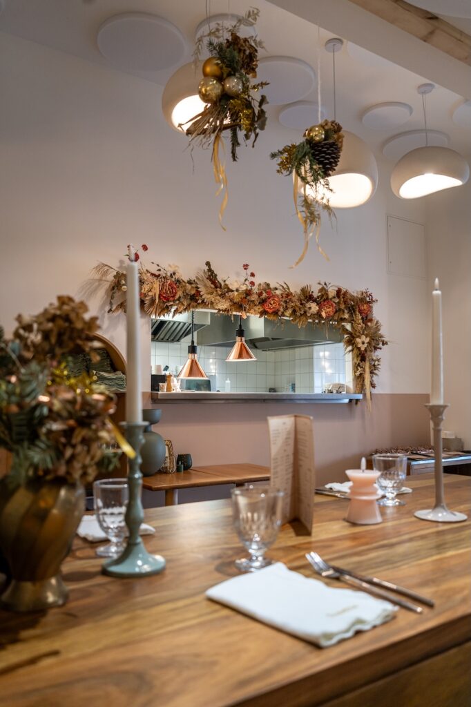 Table prête à accueillir les clients à la Crêperie Suzette à Dinan.