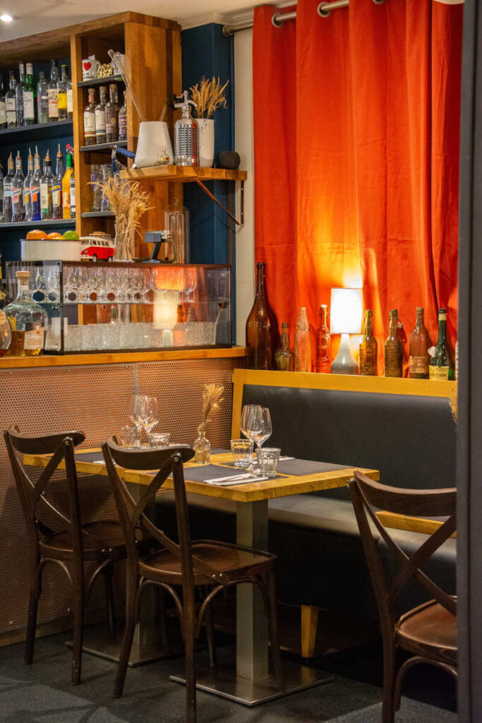 L'intérieur chaleureux du restaurant La Place à Limoges