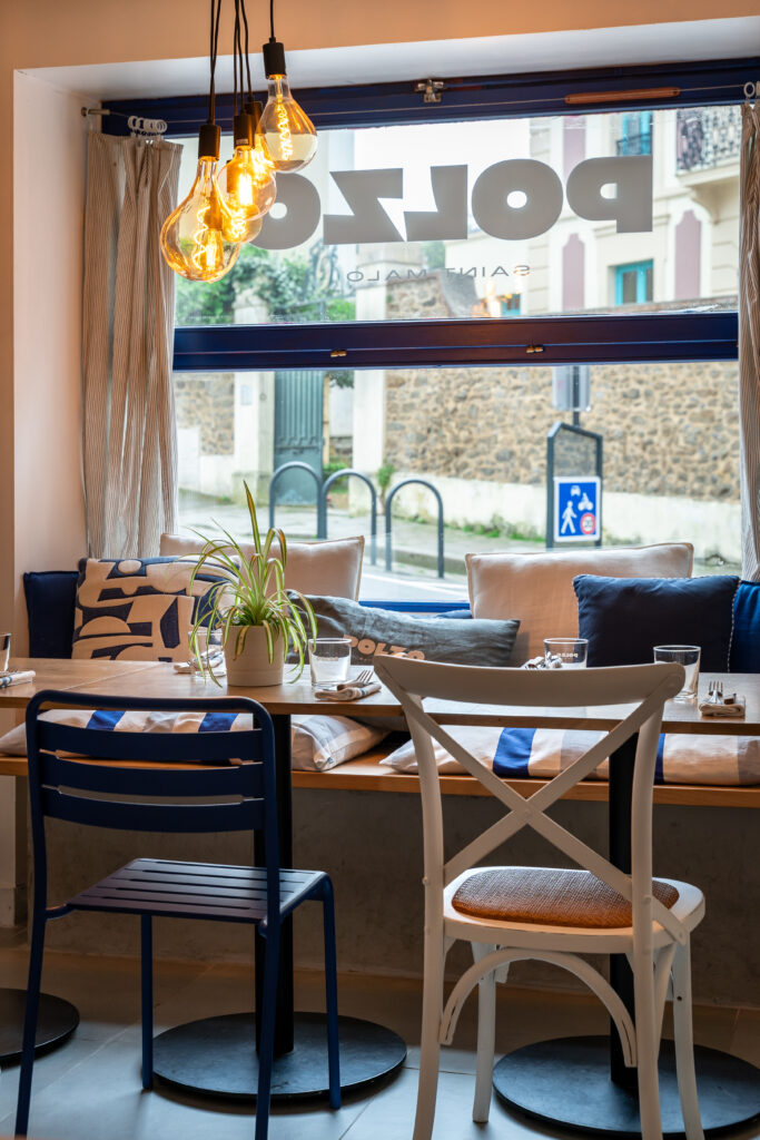 Table prête à accueillir les clients avec vue sur la rue à Polzo à Saint-Malo.
