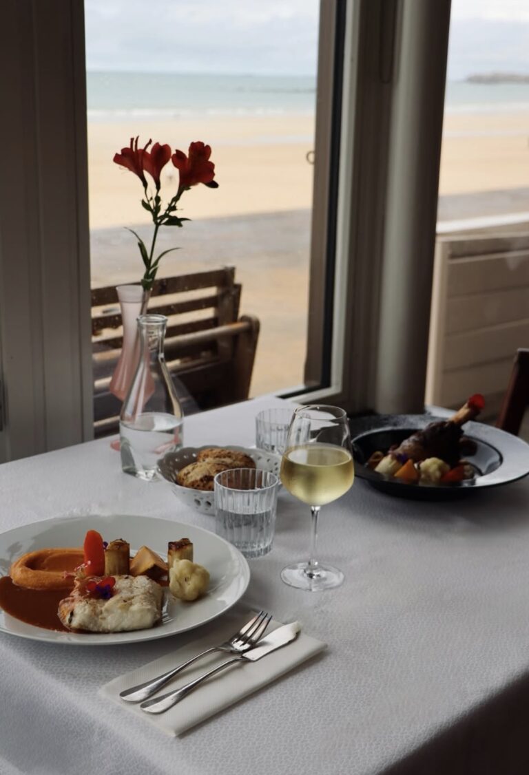 Expérience gourmande face à la mer à l’Hôtel Restaurant Le Beaufort à Saint-Malo