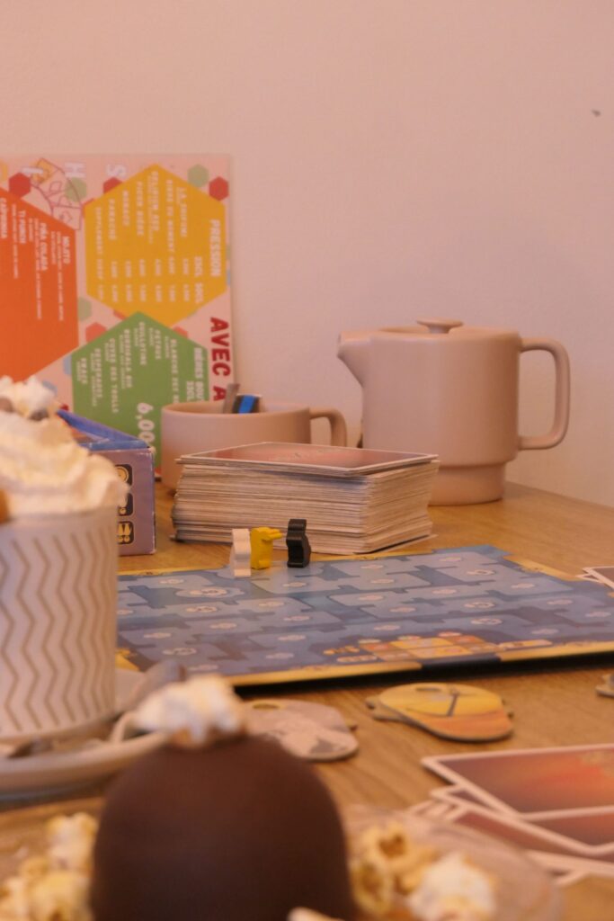 Plateau de jeux de société, thé et pâtisseries du bar à jeux Le Shifumi, à La Teste-de-Buch.
