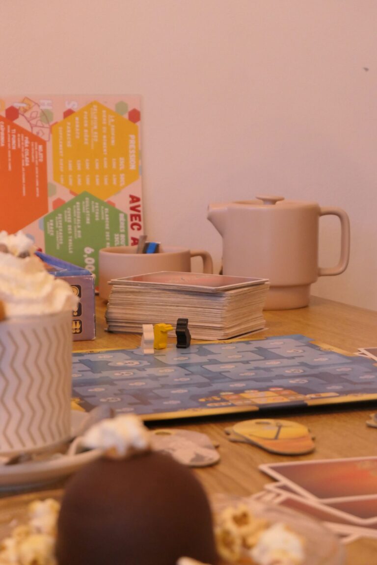 Plateau de jeux de société, thé et pâtisseries du bar à jeux Le Shifumi, à La Teste-de-Buch.