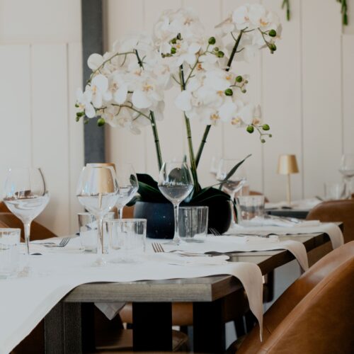 Salle et table du restaurant L'Ostra, à Andernos-les-Bains.