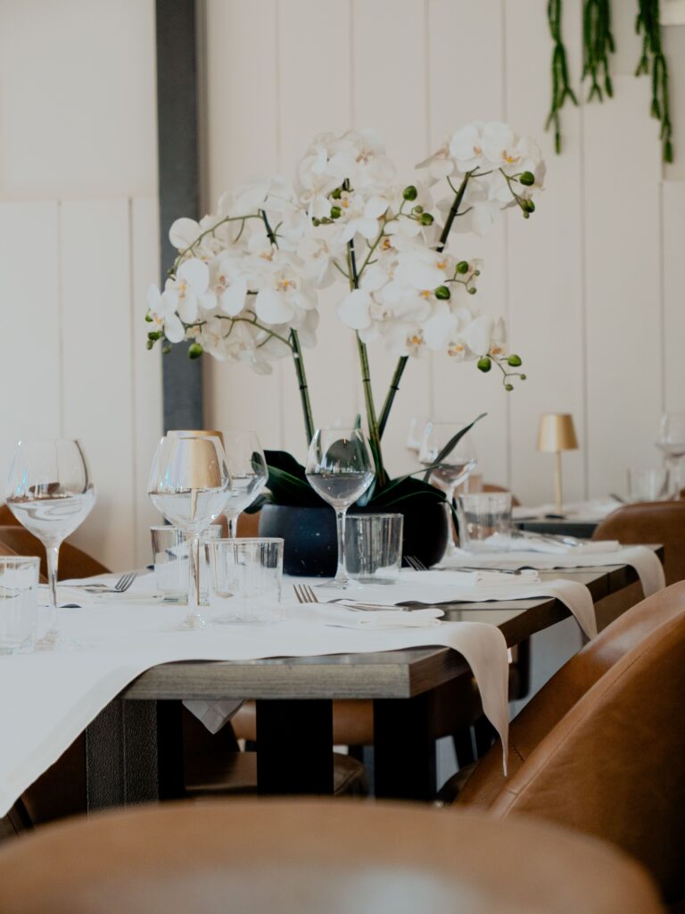 Salle et table du restaurant L'Ostra, à Andernos-les-Bains.